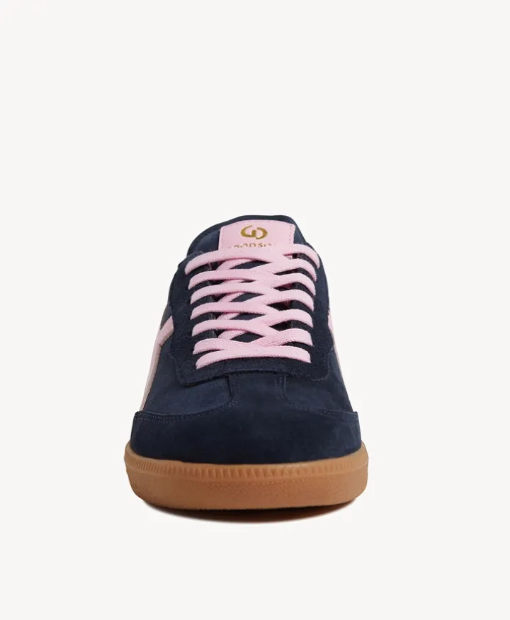 Crossroads Sneaker