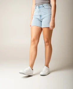 Izzy Sneaker